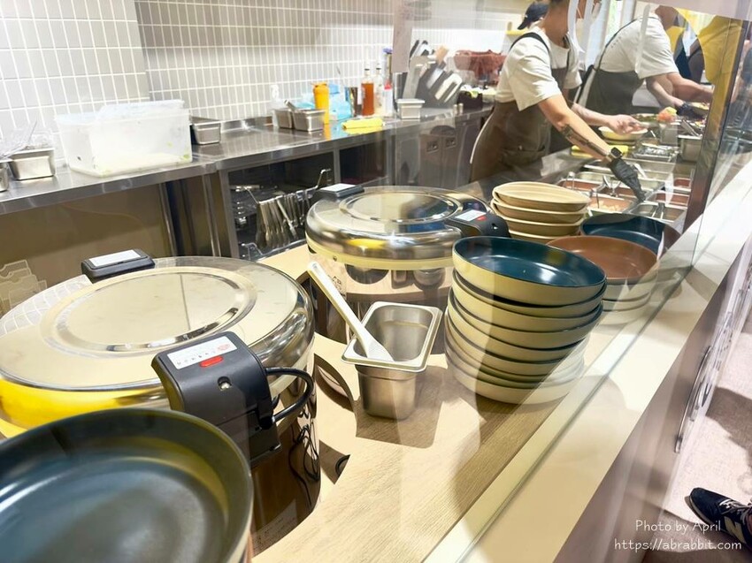 中國醫附近新開的彩碗-五義店，生意超好要排隊！