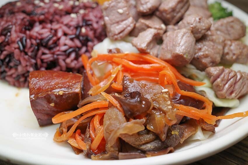 【永和美食】『72度C舒肥健康餐 永和保平店』近樂華夜市/選擇多元、料多豐富/健康美味水煮餐/百元平價、高C