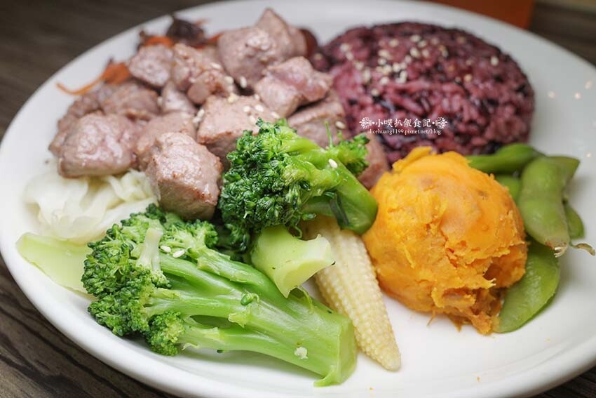 【永和美食】『72度C舒肥健康餐 永和保平店』近樂華夜市/選擇多元、料多豐富/健康美味水煮餐/百元平價、高C