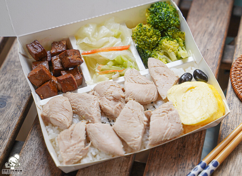 北高雄日式便當 紅蕃茄日式便當專賣店，澎派爽口多樣式餐盒、商務便當、左營便當推薦 - 跟著尼力吃喝玩樂＆親子生活