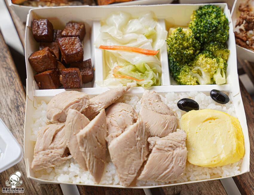 北高雄日式便當 紅蕃茄日式便當專賣店，澎派爽口多樣式餐盒、商務便當、左營便當推薦 - 跟著尼力吃喝玩樂＆親子生活