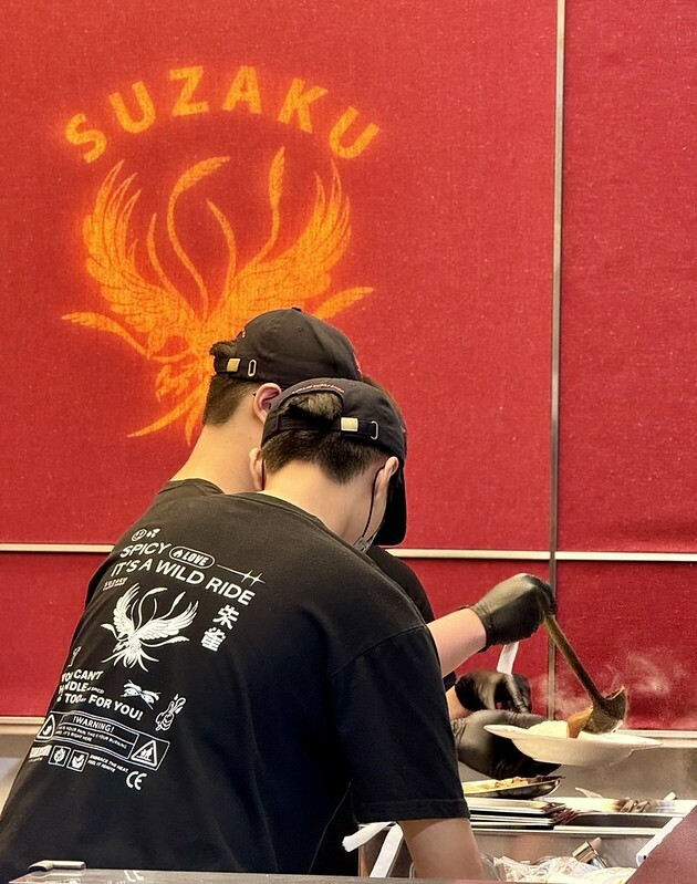 台北車站咖哩推薦！「朱雀SUZAKU CURRY SHOP」夢幻酪梨湯咖哩與雪花布丁必點。