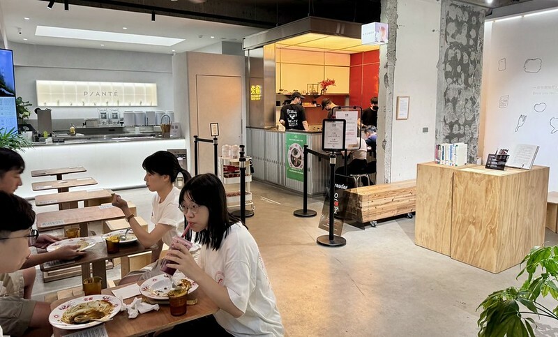 台北車站咖哩推薦！「朱雀SUZAKU CURRY SHOP」夢幻酪梨湯咖哩與雪花布丁必點。