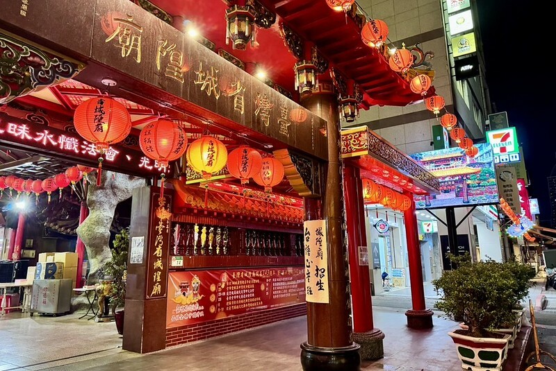 台北車站咖哩推薦！「朱雀SUZAKU CURRY SHOP」夢幻酪梨湯咖哩與雪花布丁必點。