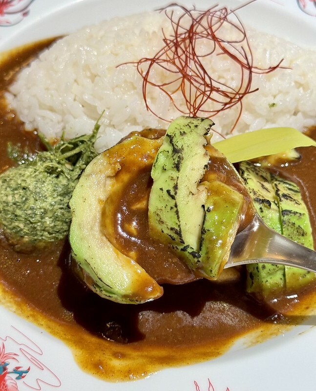 台北車站咖哩推薦！「朱雀SUZAKU CURRY SHOP」夢幻酪梨湯咖哩與雪花布丁必點。