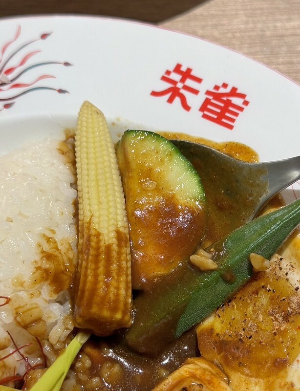 台北車站咖哩推薦！「朱雀SUZAKU CURRY SHOP」夢幻酪梨湯咖哩與雪花布丁必點。