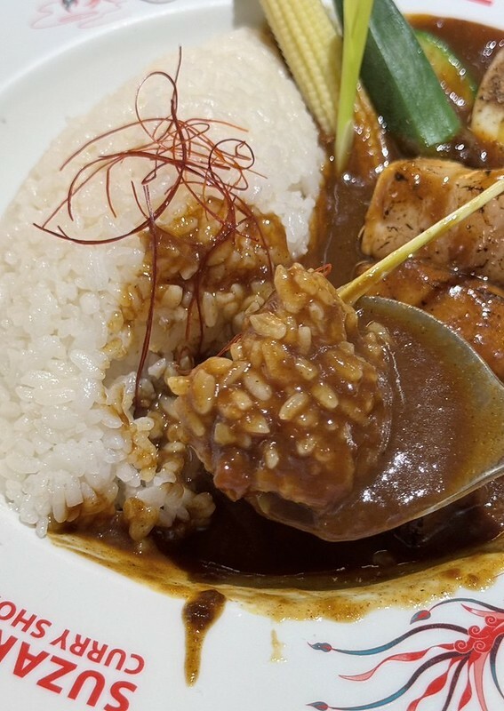 台北車站咖哩推薦！「朱雀SUZAKU CURRY SHOP」夢幻酪梨湯咖哩與雪花布丁必點。