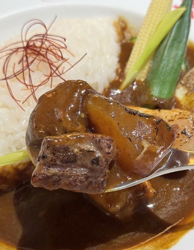 台北車站咖哩推薦！「朱雀SUZAKU CURRY SHOP」夢幻酪梨湯咖哩與雪花布丁必點。