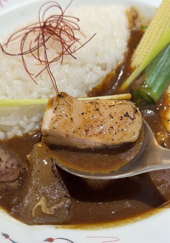 台北車站咖哩推薦！「朱雀SUZAKU CURRY SHOP」夢幻酪梨湯咖哩與雪花布丁必點。