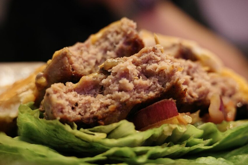 台北信義區美食推薦！林斯漢堡不只美式漢堡必吃，經典豬腳與早午餐拼盤。