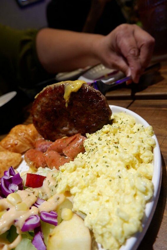 台北信義區美食推薦！林斯漢堡不只美式漢堡必吃，經典豬腳與早午餐拼盤。