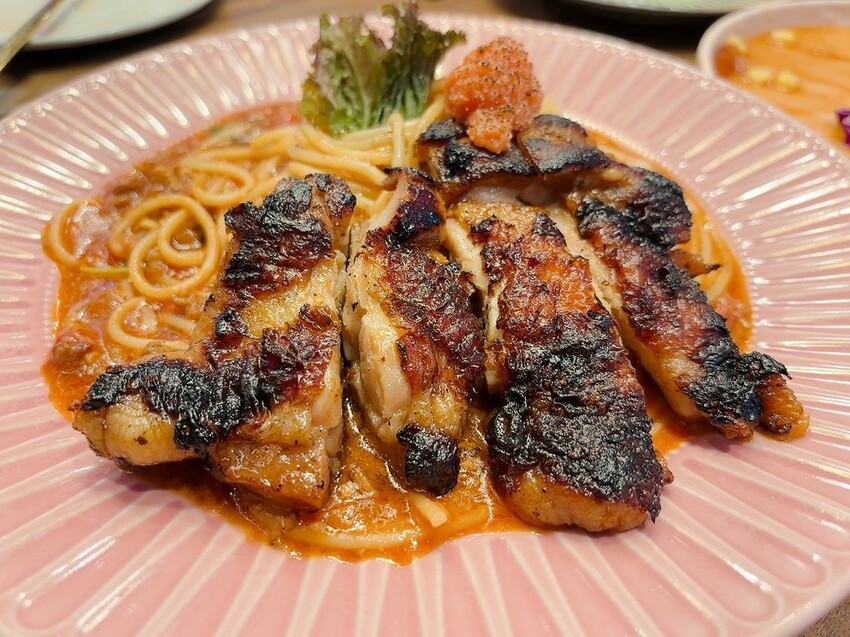 台北信義區美食推薦！林斯漢堡不只美式漢堡必吃，經典豬腳與早午餐拼盤。