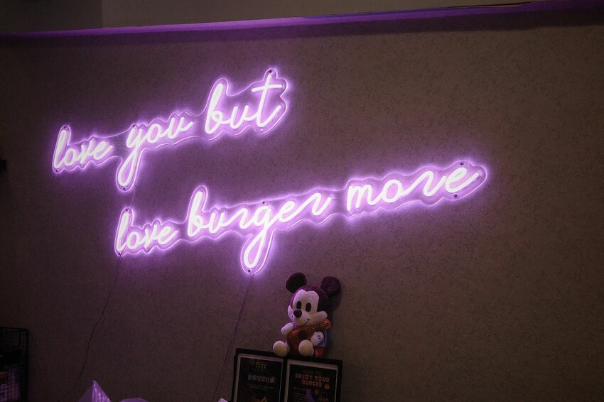 台北信義區美食推薦！林斯漢堡不只美式漢堡必吃，經典豬腳與早午餐拼盤。