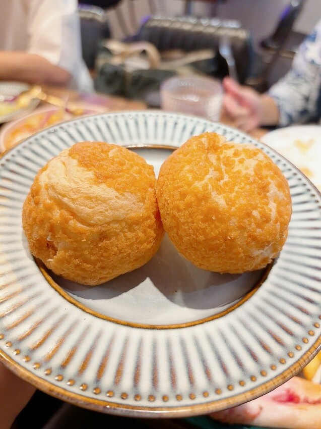 台北信義區美食推薦！林斯漢堡不只美式漢堡必吃，經典豬腳與早午餐拼盤。