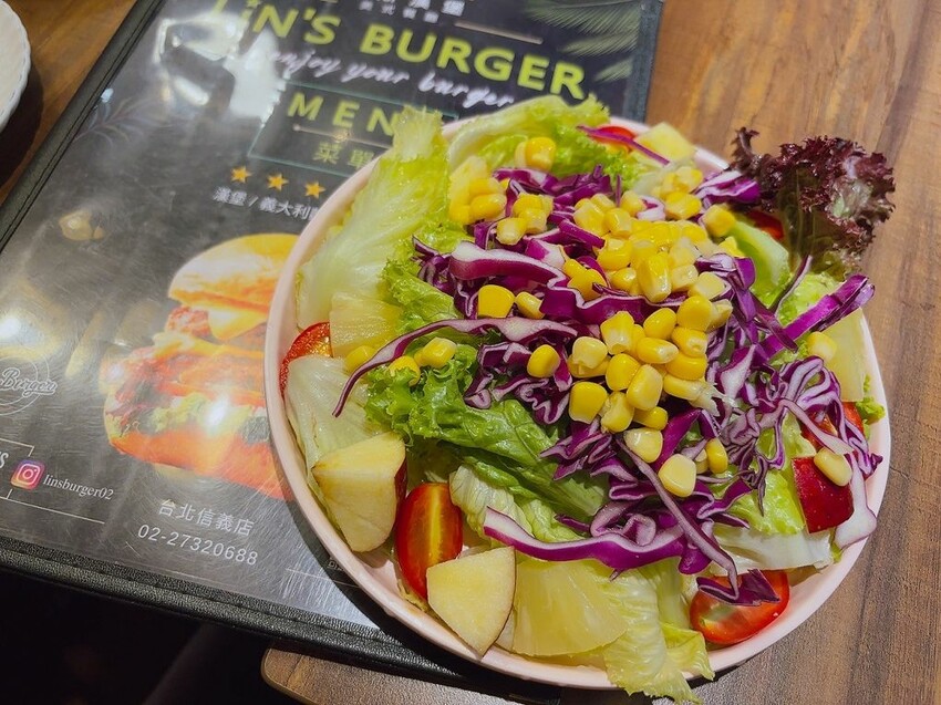 台北信義區美食推薦！林斯漢堡不只美式漢堡必吃，經典豬腳與早午餐拼盤。
