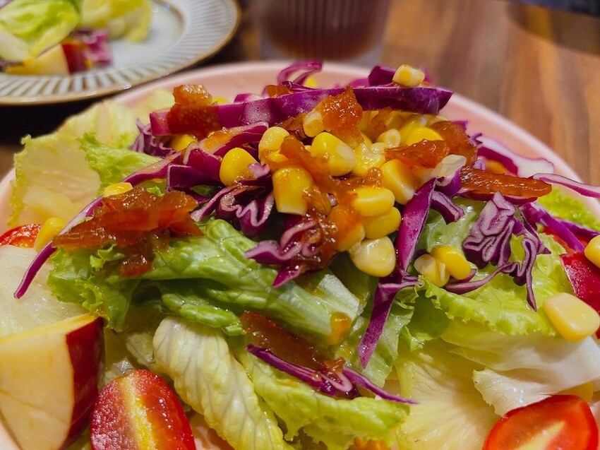 台北信義區美食推薦！林斯漢堡不只美式漢堡必吃，經典豬腳與早午餐拼盤。