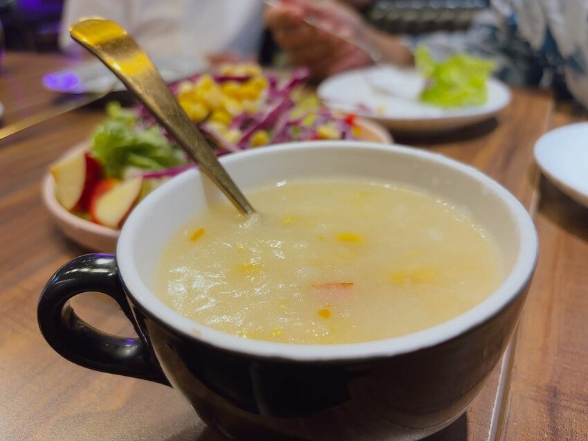 台北信義區美食推薦！林斯漢堡不只美式漢堡必吃，經典豬腳與早午餐拼盤。