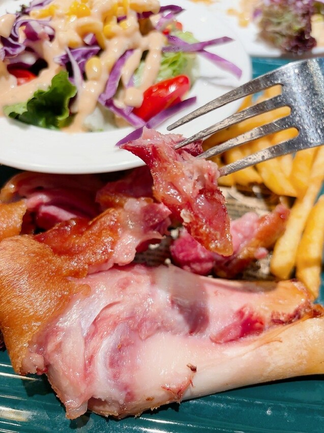 台北信義區美食推薦！林斯漢堡不只美式漢堡必吃，經典豬腳與早午餐拼盤。