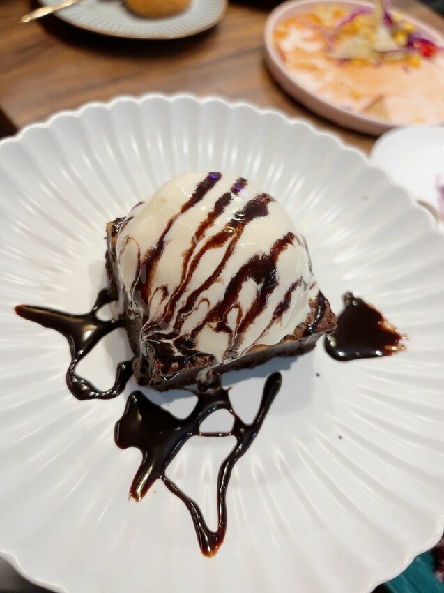 台北信義區美食推薦！林斯漢堡不只美式漢堡必吃，經典豬腳與早午餐拼盤。