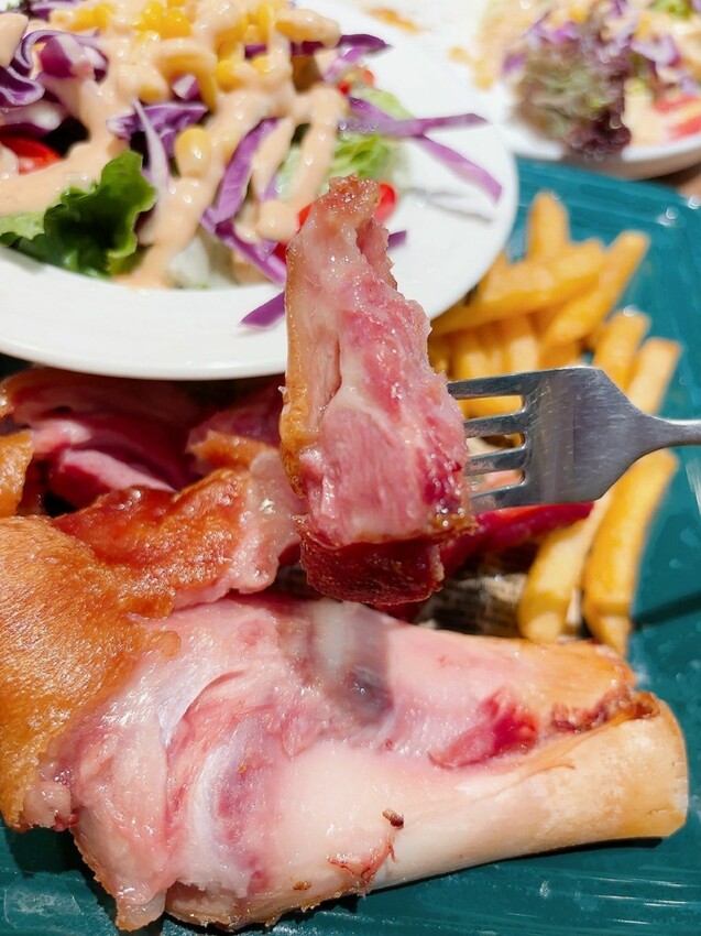 台北信義區美食推薦！林斯漢堡不只美式漢堡必吃，經典豬腳與早午餐拼盤。