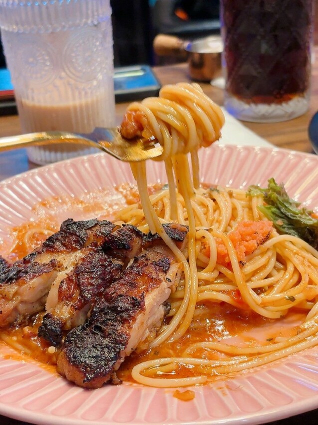 台北信義區美食推薦！林斯漢堡不只美式漢堡必吃，經典豬腳與早午餐拼盤。