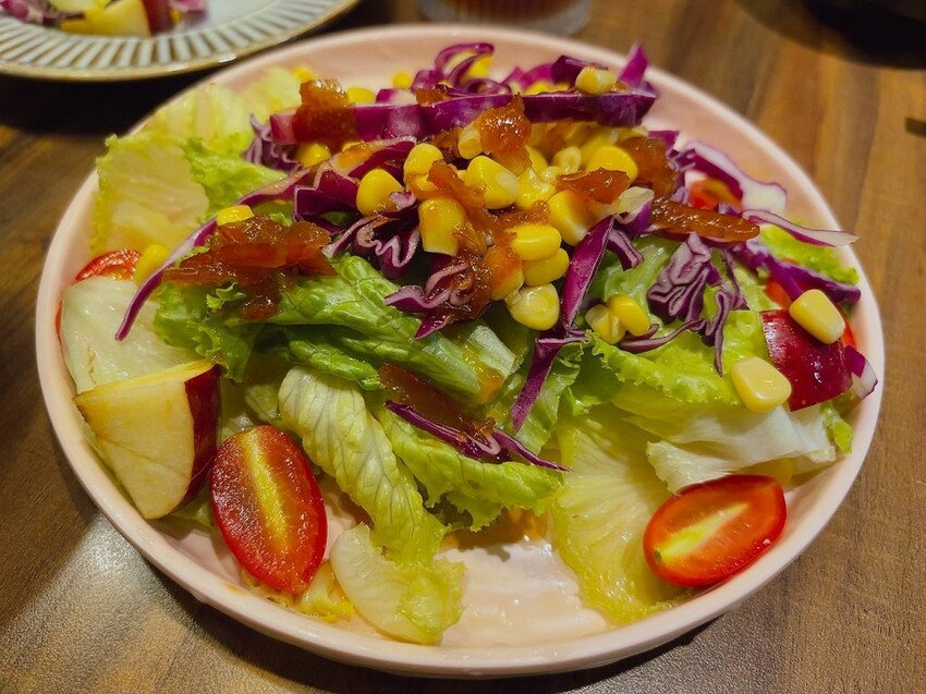 台北信義區美食推薦！林斯漢堡不只美式漢堡必吃，經典豬腳與早午餐拼盤。