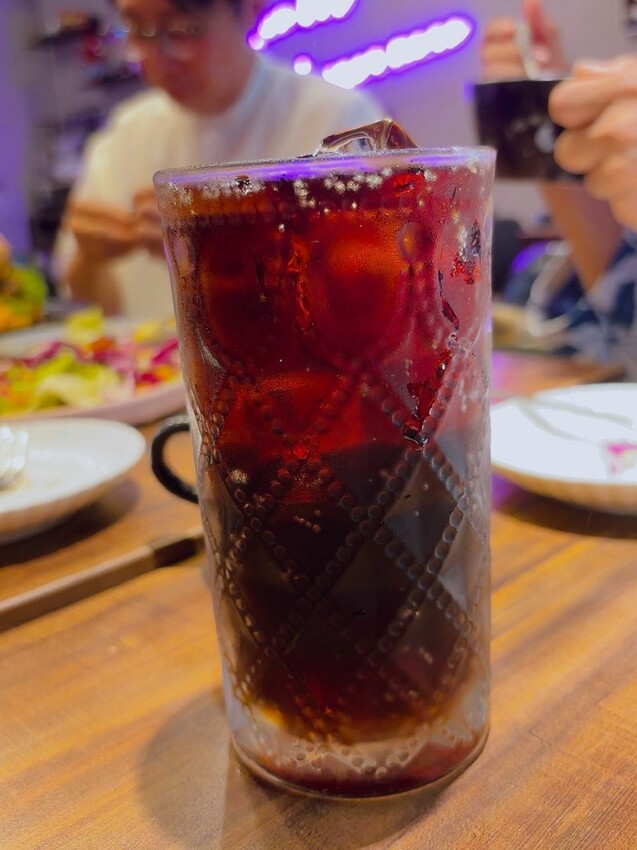 台北信義區美食推薦！林斯漢堡不只美式漢堡必吃，經典豬腳與早午餐拼盤。