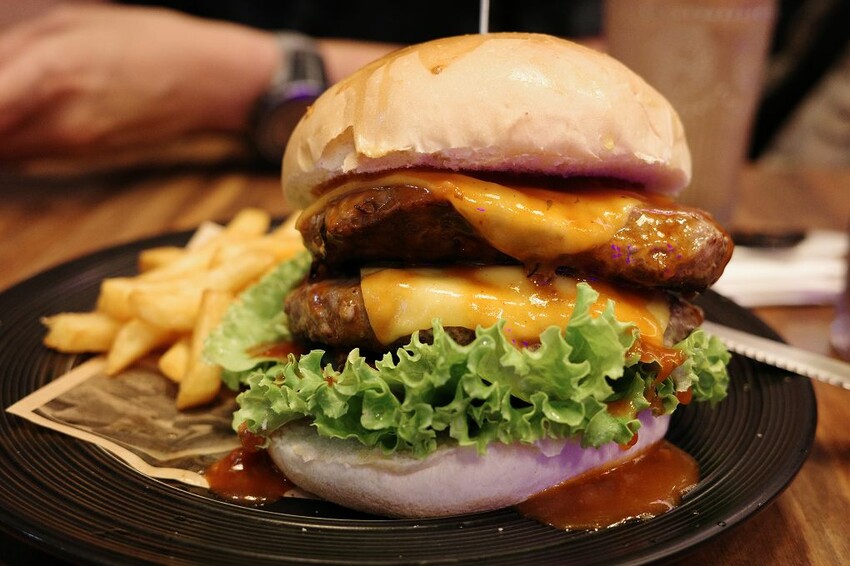 台北信義區美食推薦！林斯漢堡不只美式漢堡必吃，經典豬腳與早午餐拼盤。