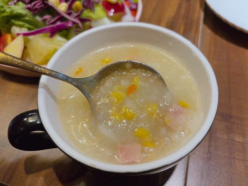 台北信義區美食推薦！林斯漢堡不只美式漢堡必吃，經典豬腳與早午餐拼盤。