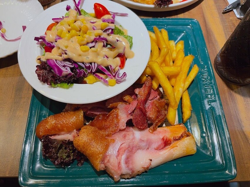 台北信義區美食推薦！林斯漢堡不只美式漢堡必吃，經典豬腳與早午餐拼盤。