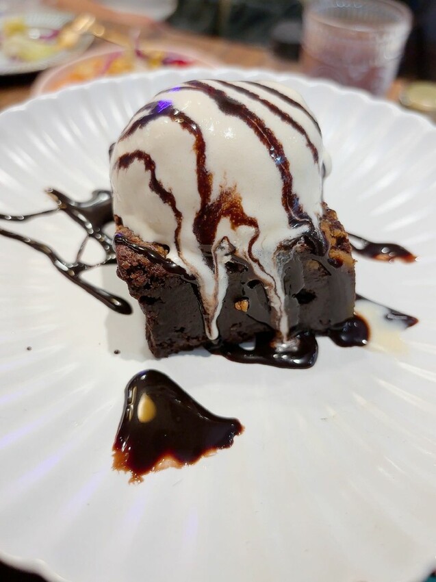 台北信義區美食推薦！林斯漢堡不只美式漢堡必吃，經典豬腳與早午餐拼盤。