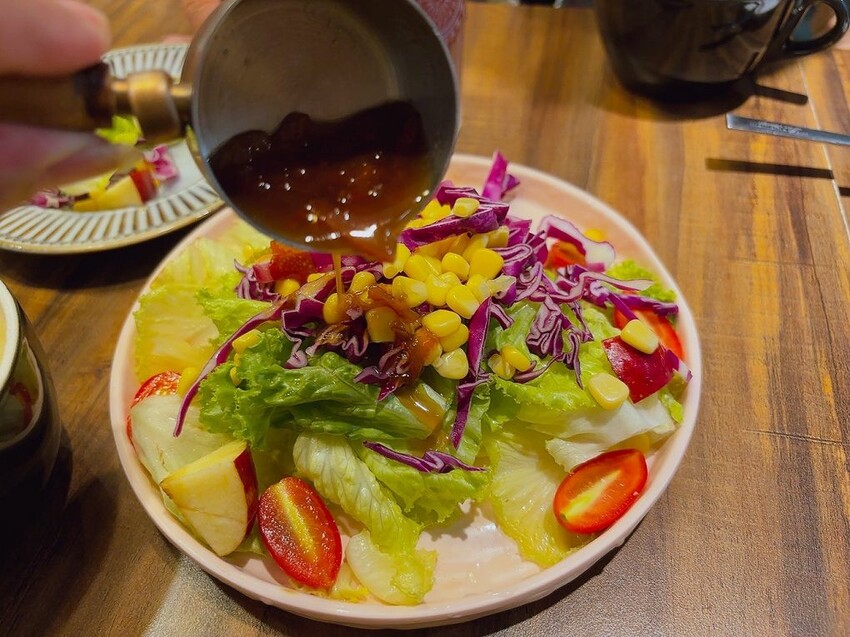 台北信義區美食推薦！林斯漢堡不只美式漢堡必吃，經典豬腳與早午餐拼盤。