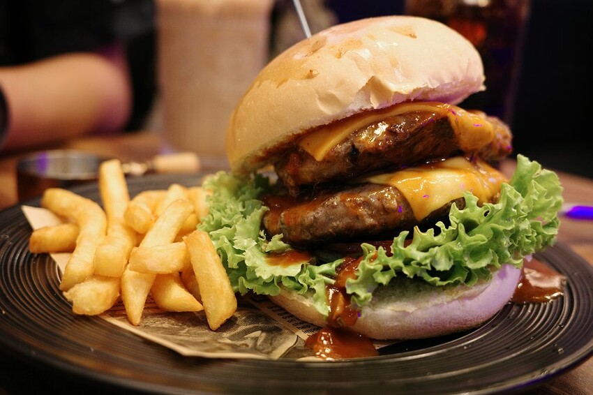 台北信義區美食推薦！林斯漢堡不只美式漢堡必吃，經典豬腳與早午餐拼盤。