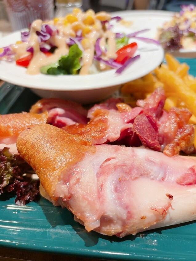 台北信義區美食推薦！林斯漢堡不只美式漢堡必吃，經典豬腳與早午餐拼盤。