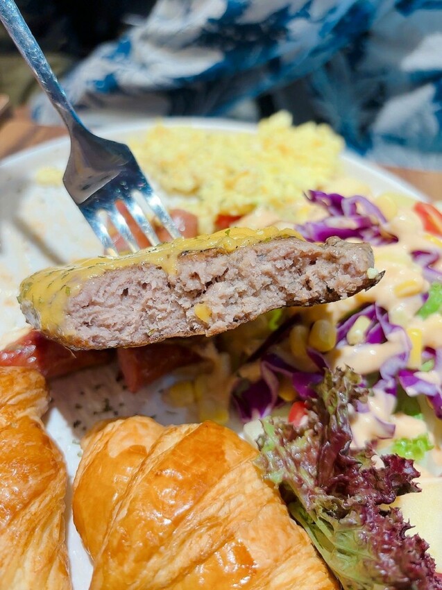 台北信義區美食推薦！林斯漢堡不只美式漢堡必吃，經典豬腳與早午餐拼盤。