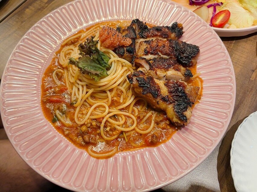 台北信義區美食推薦！林斯漢堡不只美式漢堡必吃，經典豬腳與早午餐拼盤。