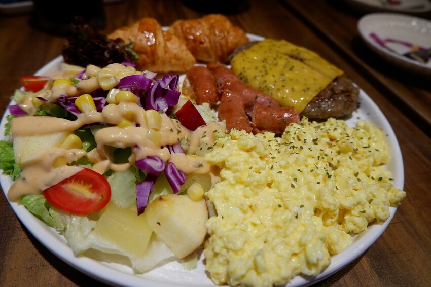 台北信義區美食推薦！林斯漢堡不只美式漢堡必吃，經典豬腳與早午餐拼盤。