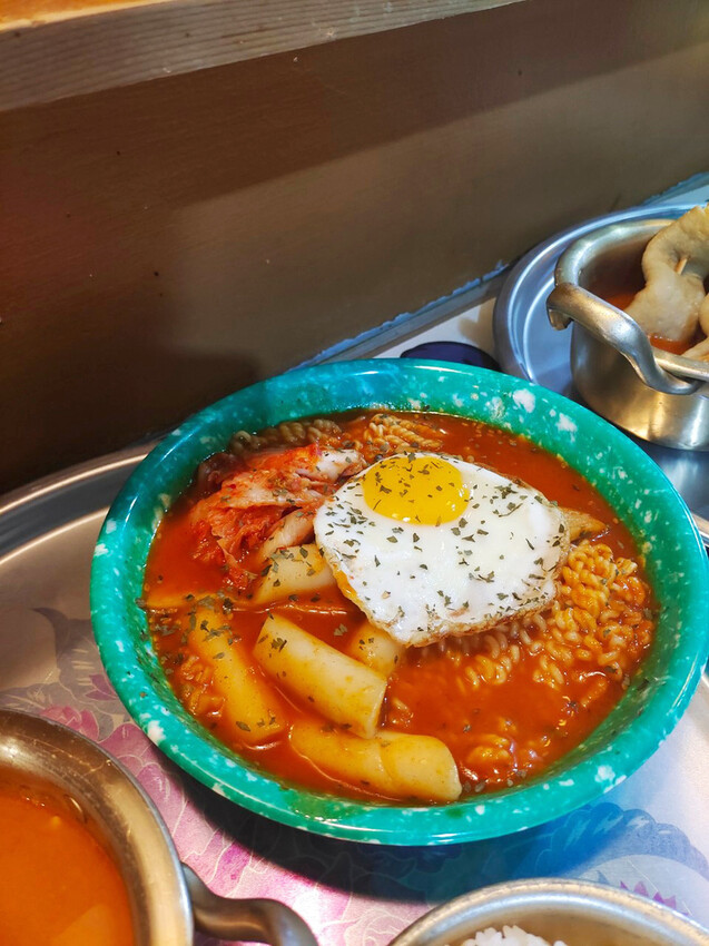 台南平價韓式小吃│韓湘辣炒年糕│銅板價50元起司湯飯│一個人