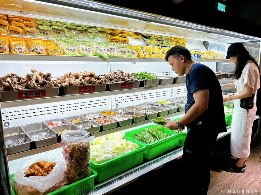 台中羊肉爐吃到飽，當月壽星只要500元，超過60種食材隨你吃，羊肋排、羊大骨、羊腳筋超驚艷