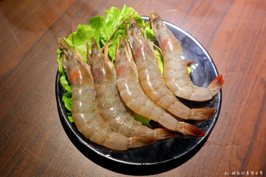 台中羊肉爐吃到飽，當月壽星只要500元，超過60種食材隨你吃，羊肋排、羊大骨、羊腳筋超驚艷