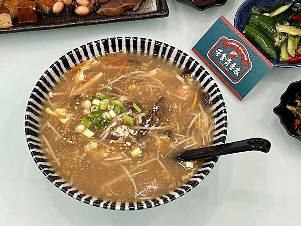 ＋（左營美食）芳雲齊魯家牛肉麵～吮指回味眷村美味！ 精燉牛三