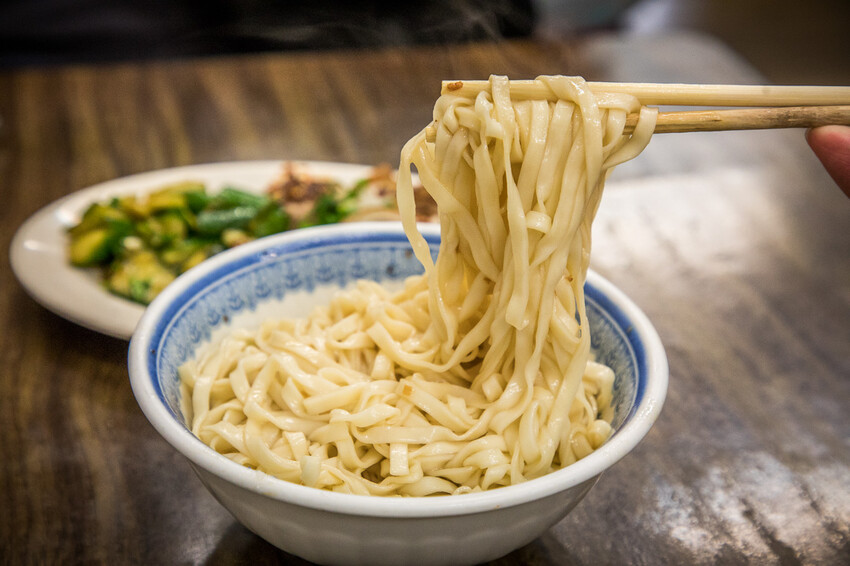 宜蘭縣羅東鎮羅東帝爺廟口喥咕麵｜據說排隊會等到打磕睡的乾拌麵，餛飩魚丸湯必點！