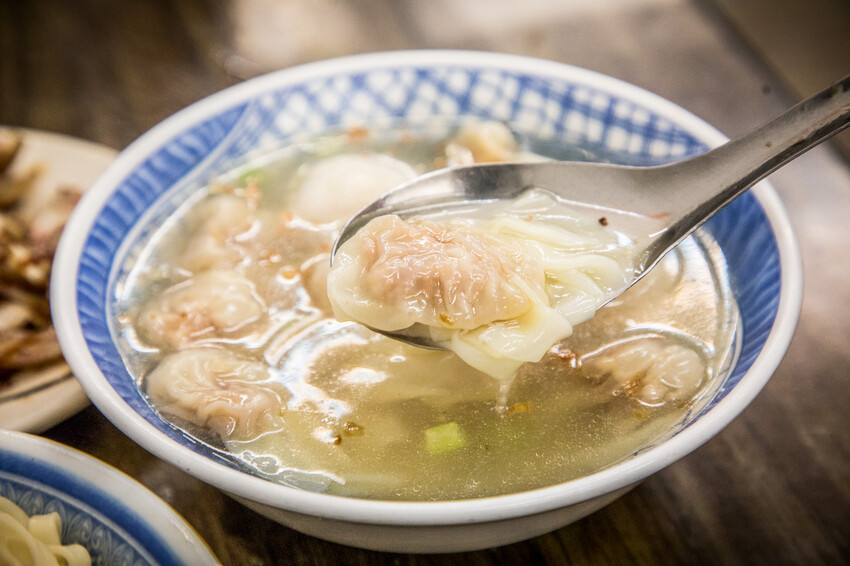 宜蘭縣羅東鎮羅東帝爺廟口喥咕麵｜據說排隊會等到打磕睡的乾拌麵，餛飩魚丸湯必點！