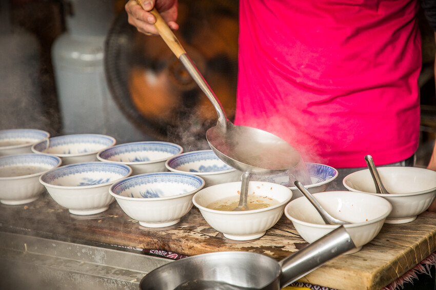 宜蘭縣羅東鎮羅東帝爺廟口喥咕麵｜據說排隊會等到打磕睡的乾拌麵，餛飩魚丸湯必點！