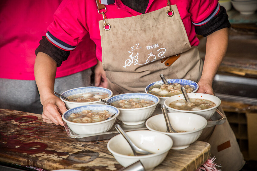 宜蘭縣羅東鎮羅東帝爺廟口喥咕麵｜據說排隊會等到打磕睡的乾拌麵，餛飩魚丸湯必點！