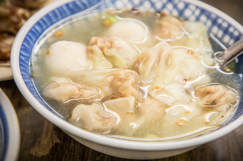 宜蘭縣羅東鎮羅東帝爺廟口喥咕麵｜據說排隊會等到打磕睡的乾拌麵，餛飩魚丸湯必點！