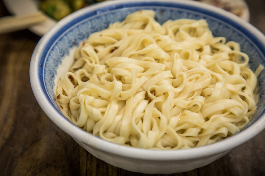 宜蘭縣羅東鎮羅東帝爺廟口喥咕麵｜據說排隊會等到打磕睡的乾拌麵，餛飩魚丸湯必點！