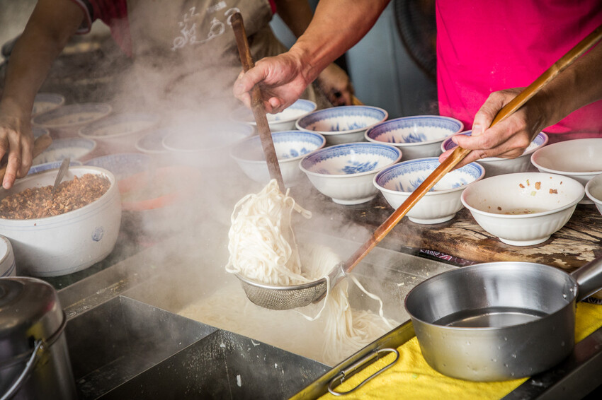 宜蘭縣羅東鎮羅東帝爺廟口喥咕麵｜據說排隊會等到打磕睡的乾拌麵，餛飩魚丸湯必點！