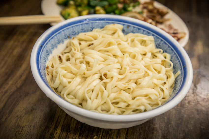 宜蘭縣羅東鎮羅東帝爺廟口喥咕麵｜據說排隊會等到打磕睡的乾拌麵，餛飩魚丸湯必點！