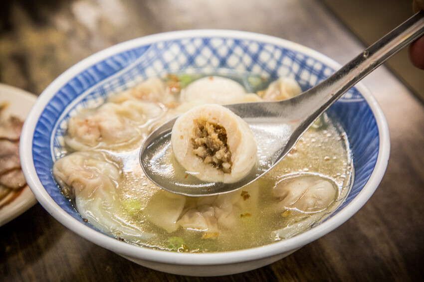 宜蘭縣羅東鎮羅東帝爺廟口喥咕麵｜據說排隊會等到打磕睡的乾拌麵，餛飩魚丸湯必點！